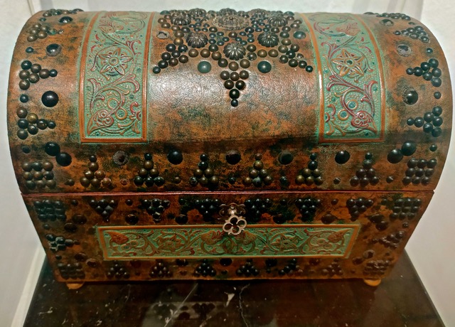 Antique chest, Casa del Guadamecí Omeya. Photo © Karethe Linaae